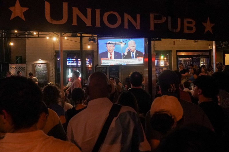 Orang-orang menghadiri pesta debat presiden AS pertama yang diselenggarakan oleh CNN di Atlanta, di Union Pub di Capitol Hill di Washington, AS, 27 Juni 2024. Orang-orang menghadiri pesta debat presiden AS pertama yang diselenggarakan oleh CNN di Atlanta, di Union Pub di Capitol Hill di Washington, AS, 27 Juni 2024. (REUTERS/Nathan Howard)