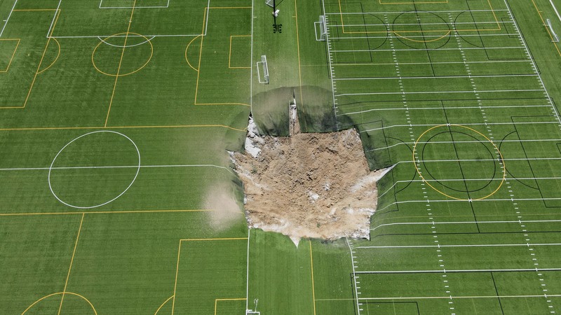 Pemandangan drone menunjukkan lubang pembuangan yang terbentuk di lapangan sepak bola di Gordon Moore Park di Alton, Illinois, AS, 27 Juni 2024. Pemandangan drone menunjukkan lubang pembuangan yang terbentuk di lapangan sepak bola di Gordon Moore Park di Alton, Illinois, AS, 27 Juni 2024. (REUTERS/Lawrence Bryant)