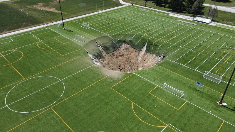 Pemandangan drone menunjukkan lubang pembuangan yang terbentuk di lapangan sepak bola di Gordon Moore Park di Alton, Illinois, AS, 27 Juni 2024. Pemandangan drone menunjukkan lubang pembuangan yang terbentuk di lapangan sepak bola di Gordon Moore Park di Alton, Illinois, AS, 27 Juni 2024. (REUTERS/Lawrence Bryant)