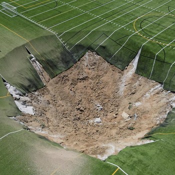 Fenomena Lapangan Bola Amblas,  Lubang Telan Lampu dan Kursi Penonton