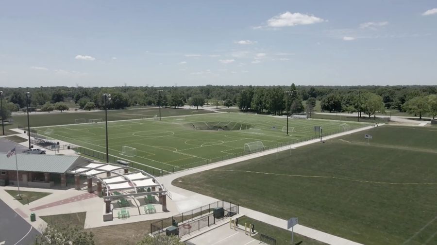Pemandangan drone menunjukkan lubang pembuangan yang terbentuk di lapangan sepak bola di Gordon Moore Park di Alton, Illinois, AS, 27 Juni 2024. (REUTERS/Lawrence Bryant)