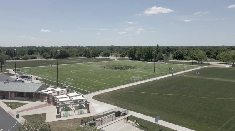 Una vista desde un dron muestra un socavón que se forma en el campo de fútbol del parque Gordon Moore en Alton, Illinois, EE. UU., el 27 de junio de 2024.  (REUTERS/Lawrence Bryant)