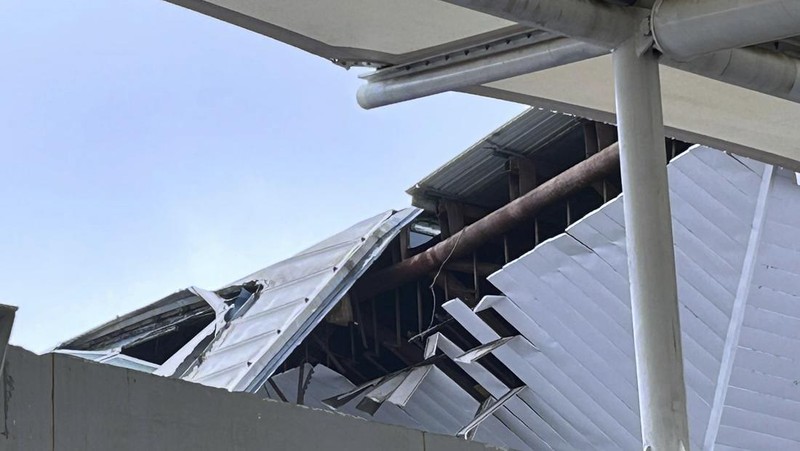 Seorang kru memeriksa kerusakan pada bagian kanopi terminal keberangkatan di Bandara Internasional Indira Gandhi New Delhi yang runtuh akibat hujan lebat sebelum musim hujan di New Delhi, India, Jumat, 28 Juni 2024. (AP Photo)