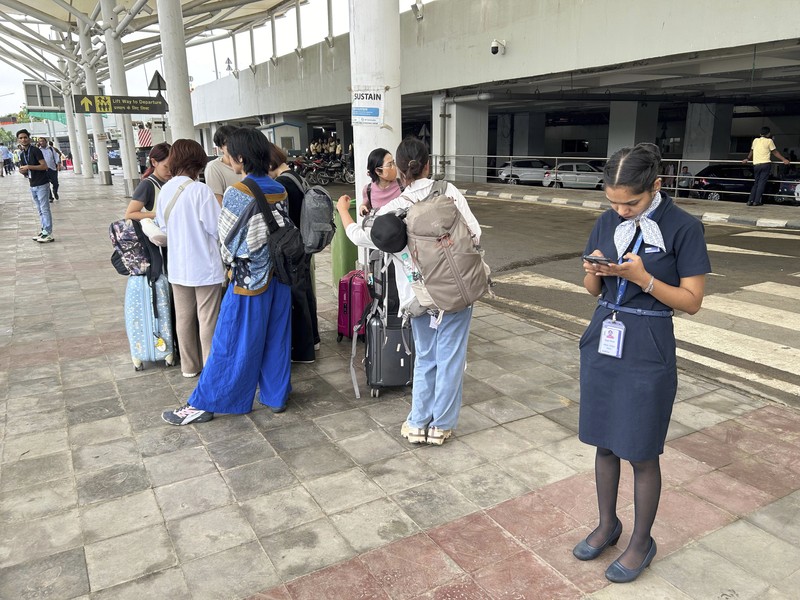 Seorang kru memeriksa kerusakan pada bagian kanopi terminal keberangkatan di Bandara Internasional Indira Gandhi New Delhi yang runtuh akibat hujan lebat sebelum musim hujan di New Delhi, India, Jumat, 28 Juni 2024. (AP Photo)