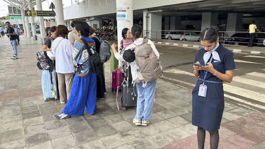 Seorang kru memeriksa kerusakan pada bagian kanopi terminal keberangkatan di Bandara Internasional Indira Gandhi New Delhi yang runtuh akibat hujan lebat sebelum musim hujan di New Delhi, India, Jumat, 28 Juni 2024. (AP Photo)