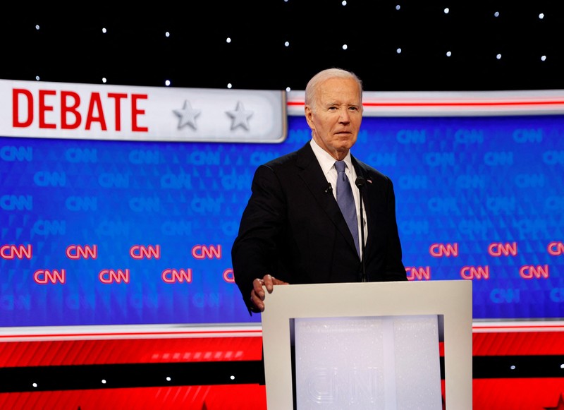 Presiden Joe Biden, di atas panggung di kanan, dan calon presiden dari Partai Republik mantan Presiden Donald Trump, kiri, berpartisipasi dalam debat presiden yang diselenggarakan oleh CNN, Kamis, 27 Juni 2024, di Atlanta. Di paling kanan adalah moderator CNN Dana Bash. Presiden Joe Biden, di atas panggung di kanan, dan calon presiden dari Partai Republik mantan Presiden Donald Trump, kiri, berpartisipasi dalam debat presiden yang diselenggarakan oleh CNN, Kamis, 27 Juni 2024, di Atlanta. Di paling kanan adalah moderator CNN Dana Bash. (AP Photo/Gerald Herbert)