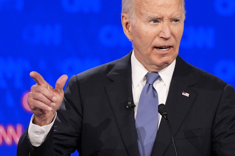 Presiden Joe Biden, di atas panggung di kanan, dan calon presiden dari Partai Republik mantan Presiden Donald Trump, kiri, berpartisipasi dalam debat presiden yang diselenggarakan oleh CNN, Kamis, 27 Juni 2024, di Atlanta. Di paling kanan adalah moderator CNN Dana Bash. Presiden Joe Biden, di atas panggung di kanan, dan calon presiden dari Partai Republik mantan Presiden Donald Trump, kiri, berpartisipasi dalam debat presiden yang diselenggarakan oleh CNN, Kamis, 27 Juni 2024, di Atlanta. Di paling kanan adalah moderator CNN Dana Bash. (AP Photo/Gerald Herbert)