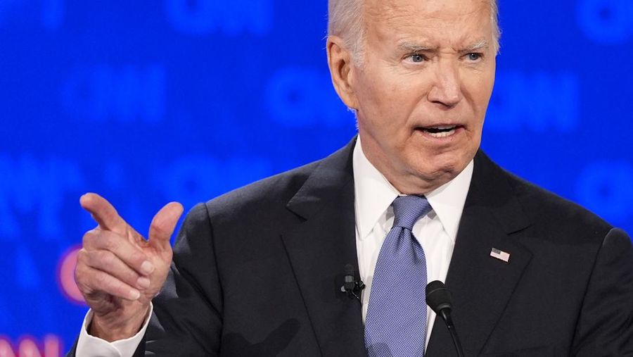Presiden Joe Biden, di atas panggung di kanan, dan calon presiden dari Partai Republik mantan Presiden Donald Trump, kiri, berpartisipasi dalam debat presiden yang diselenggarakan oleh CNN, Kamis, 27 Juni 2024, di Atlanta. Di paling kanan adalah moderator CNN Dana Bash. (AP Photo/Gerald Herbert)