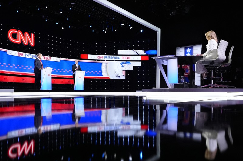 Presiden Joe Biden, di atas panggung di kanan, dan calon presiden dari Partai Republik mantan Presiden Donald Trump, kiri, berpartisipasi dalam debat presiden yang diselenggarakan oleh CNN, Kamis, 27 Juni 2024, di Atlanta. Di paling kanan adalah moderator CNN Dana Bash. Presiden Joe Biden, di atas panggung di kanan, dan calon presiden dari Partai Republik mantan Presiden Donald Trump, kiri, berpartisipasi dalam debat presiden yang diselenggarakan oleh CNN, Kamis, 27 Juni 2024, di Atlanta. Di paling kanan adalah moderator CNN Dana Bash. (AP Photo/Gerald Herbert)