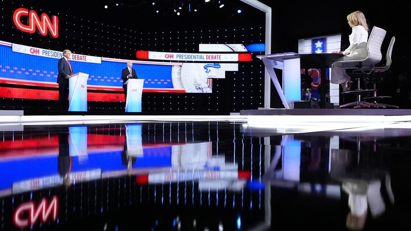 Presiden Joe Biden, di atas panggung di kanan, dan calon presiden dari Partai Republik mantan Presiden Donald Trump, kiri, berpartisipasi dalam debat presiden yang diselenggarakan oleh CNN, Kamis, 27 Juni 2024, di Atlanta. Di paling kanan adalah moderator CNN Dana Bash. (AP Photo/Gerald Herbert)