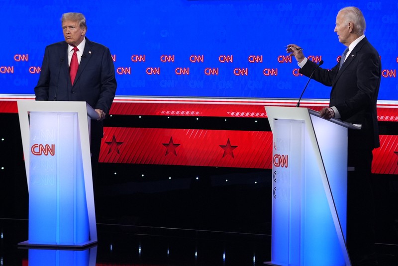 Presiden Joe Biden, di atas panggung di kanan, dan calon presiden dari Partai Republik mantan Presiden Donald Trump, kiri, berpartisipasi dalam debat presiden yang diselenggarakan oleh CNN, Kamis, 27 Juni 2024, di Atlanta. Di paling kanan adalah moderator CNN Dana Bash. Presiden Joe Biden, di atas panggung di kanan, dan calon presiden dari Partai Republik mantan Presiden Donald Trump, kiri, berpartisipasi dalam debat presiden yang diselenggarakan oleh CNN, Kamis, 27 Juni 2024, di Atlanta. Di paling kanan adalah moderator CNN Dana Bash. (AP Photo/Gerald Herbert)