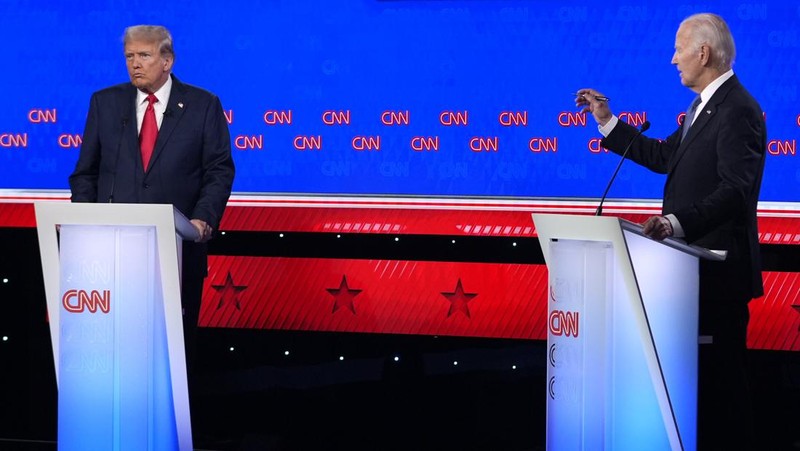 Presiden Joe Biden, di atas panggung di kanan, dan calon presiden dari Partai Republik mantan Presiden Donald Trump, kiri, berpartisipasi dalam debat presiden yang diselenggarakan oleh CNN, Kamis, 27 Juni 2024, di Atlanta. Di paling kanan adalah moderator CNN Dana Bash. (AP Photo/Gerald Herbert)