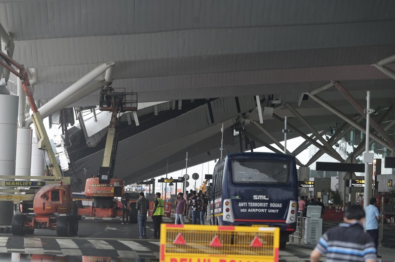 Seorang kru memeriksa kerusakan pada bagian kanopi terminal keberangkatan di Bandara Internasional Indira Gandhi New Delhi yang runtuh akibat hujan lebat sebelum musim hujan di New Delhi, India, Jumat, 28 Juni 2024. (AP Photo)