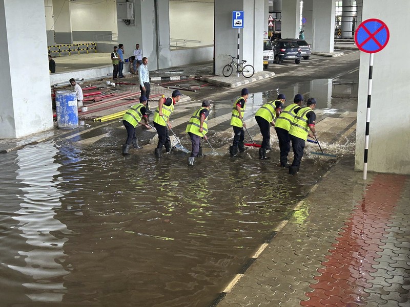 Seorang kru memeriksa kerusakan pada bagian kanopi terminal keberangkatan di Bandara Internasional Indira Gandhi New Delhi yang runtuh akibat hujan lebat sebelum musim hujan di New Delhi, India, Jumat, 28 Juni 2024. (AP Photo)