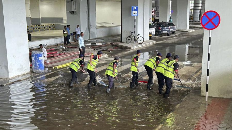 Seorang kru memeriksa kerusakan pada bagian kanopi terminal keberangkatan di Bandara Internasional Indira Gandhi New Delhi yang runtuh akibat hujan lebat sebelum musim hujan di New Delhi, India, Jumat, 28 Juni 2024. (AP Photo)