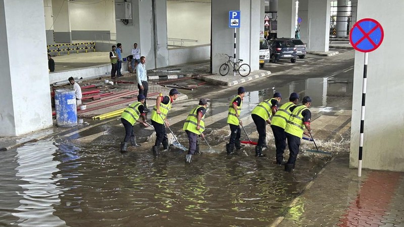 Seorang kru memeriksa kerusakan pada bagian kanopi terminal keberangkatan di Bandara Internasional Indira Gandhi New Delhi yang runtuh akibat hujan lebat sebelum musim hujan di New Delhi, India, Jumat, 28 Juni 2024. (AP Photo)