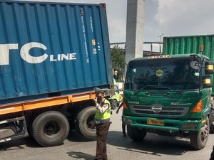 Pengait Kontainer Terlepas di Jakut, Peti Kemas Nangkring di Tengah Jalan
