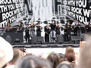 Antusias Penggemar Jelang SEVENTEEN Tampil di Festival Glastonbury