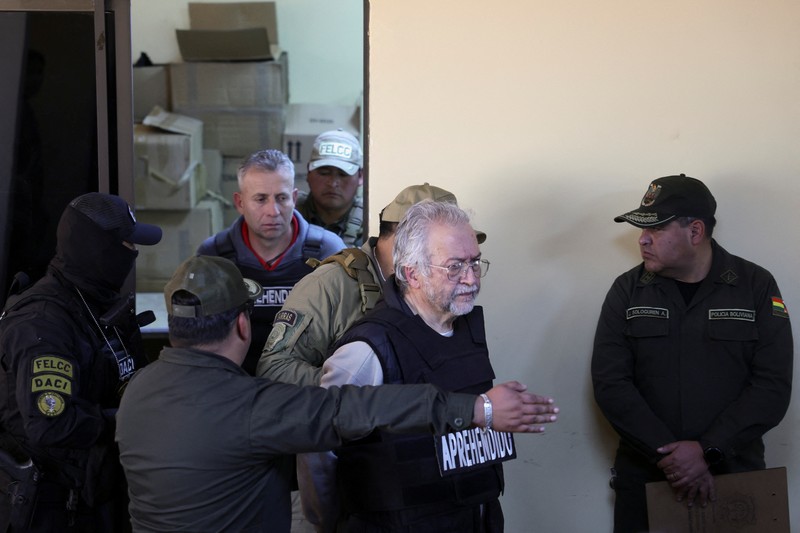 Sersan Demetrio Demetrio Mamani yang melakukan Kudeta Bolivia ditampilkan dalam keadaan diborgol setelah penangkapannya saat konferensi di La Paz, Bolivia, Jumat (28/6/2024). (AP Photo/Juan Karita) Sersan Demetrio Demetrio Mamani yang melakukan Kudeta Bolivia ditampilkan dalam keadaan diborgol setelah penangkapannya saat konferensi di La Paz, Bolivia, Jumat (28/6/2024). (AP Photo/Juan Karita)