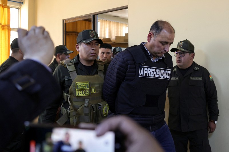 Sersan Demetrio Demetrio Mamani yang melakukan Kudeta Bolivia ditampilkan dalam keadaan diborgol setelah penangkapannya saat konferensi di La Paz, Bolivia, Jumat (28/6/2024). (AP Photo/Juan Karita)