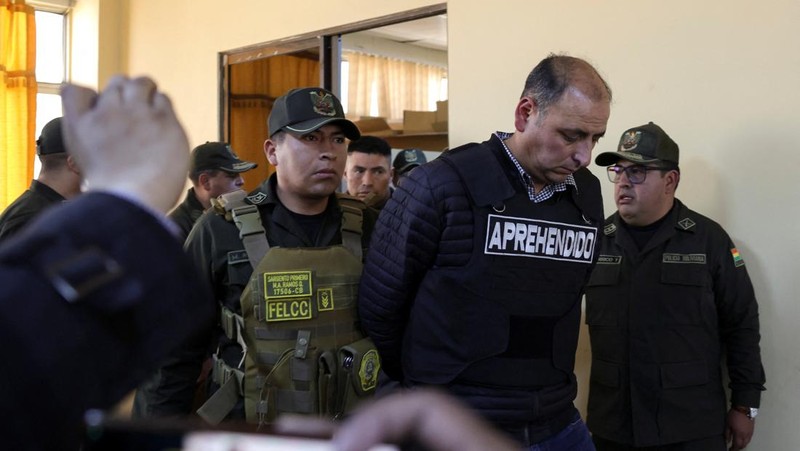 Dalang kudeta Bolivia Sersan Demetrio Demetrio Mamani terlihat diborgol usai ditangkap saat konferensi di La Paz, Bolivia, Jumat (28/6/2024).  (Foto AP/Juan Garita)