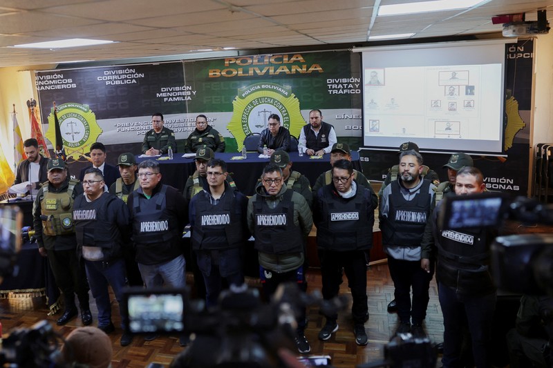 Sersan Demetrio Demetrio Mamani yang melakukan Kudeta Bolivia ditampilkan dalam keadaan diborgol setelah penangkapannya saat konferensi di La Paz, Bolivia, Jumat (28/6/2024). (AP Photo/Juan Karita)