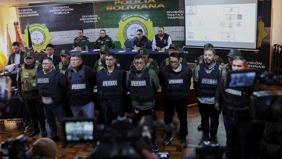 Sersan Demetrio Demetrio Mamani yang melakukan Kudeta Bolivia ditampilkan dalam keadaan diborgol setelah penangkapannya saat konferensi di La Paz, Bolivia, Jumat (28/6/2024). (AP Photo/Juan Karita)