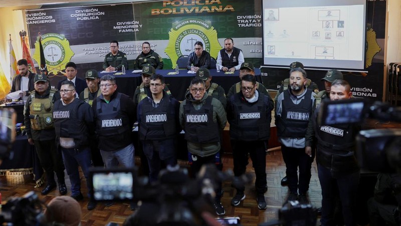 Dalang kudeta Bolivia Sersan Demetrio Demetrio Mamani terlihat diborgol usai ditangkap saat konferensi di La Paz, Bolivia, Jumat (28/6/2024).  (Foto AP/Juan Garita)
