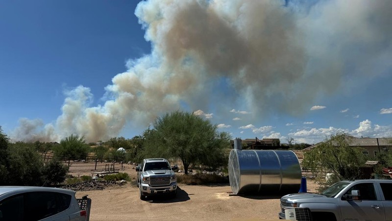 Kondisi ladang Boulder View Fire dekat pemukiman warga yang terbakar di Scottsdale, Maricopa County, Arizona, Amerika Serikat (AS), Jumat (28/6/2024). (REUTERS/Go Nakamura)