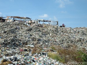Kisah Yahya Temukan Emas-Duit Puluhan Juta di TPA Kopi Luhur Cirebon