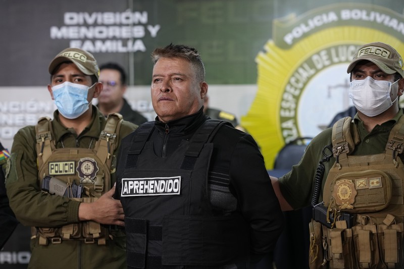 Sersan Demetrio Demetrio Mamani yang melakukan Kudeta Bolivia ditampilkan dalam keadaan diborgol setelah penangkapannya saat konferensi di La Paz, Bolivia, Jumat (28/6/2024). (AP Photo/Juan Karita)