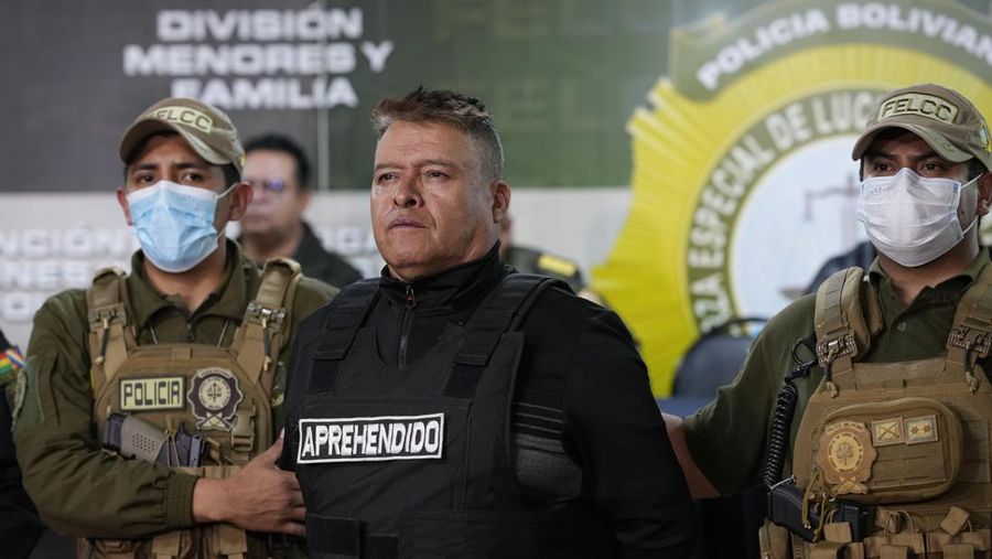 Sersan Demetrio Demetrio Mamani yang melakukan Kudeta Bolivia ditampilkan dalam keadaan diborgol setelah penangkapannya saat konferensi di La Paz, Bolivia, Jumat (28/6/2024). (AP Photo/Juan Karita)