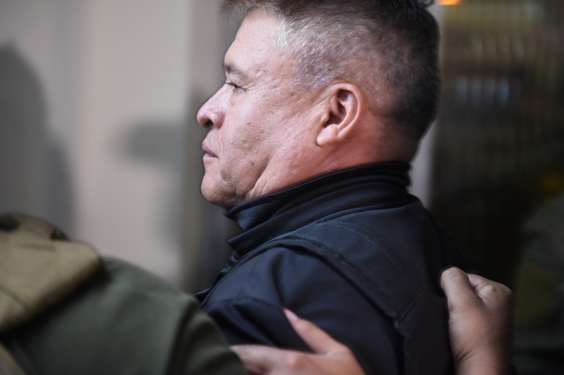 Sersan Demetrio Demetrio Mamani yang melakukan Kudeta Bolivia ditampilkan dalam keadaan diborgol setelah penangkapannya saat konferensi di La Paz, Bolivia, Jumat (28/6/2024). (AP Photo/Juan Karita) Sersan Demetrio Demetrio Mamani yang melakukan Kudeta Bolivia ditampilkan dalam keadaan diborgol setelah penangkapannya saat konferensi di La Paz, Bolivia, Jumat (28/6/2024). (AP Photo/Juan Karita)