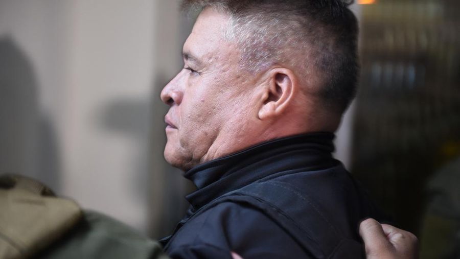 Sersan Demetrio Demetrio Mamani yang melakukan Kudeta Bolivia ditampilkan dalam keadaan diborgol setelah penangkapannya saat konferensi di La Paz, Bolivia, Jumat (28/6/2024). (AP Photo/Juan Karita)