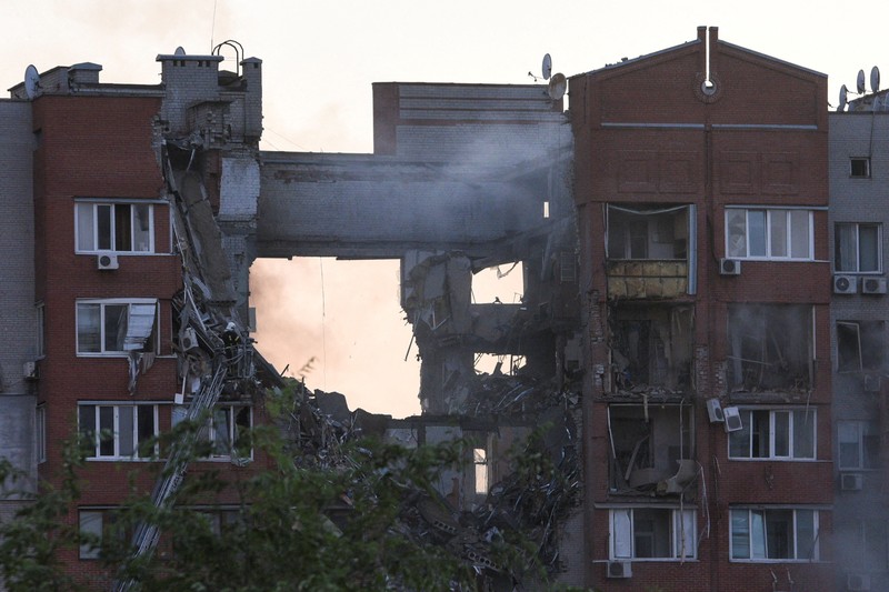 Kondisi bangunan apartemen usai serangan rudal Rusia di kota Dnipro, Ukraina, Jumat (28/6/2024). (REUTERS/Mykola Synelnykov)