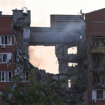 Potret 'Lubang Menganga' Apartemen Ukraina Usai Dihantam Rudal Rusia