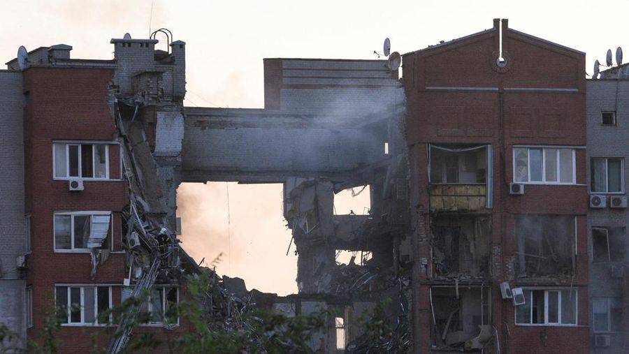 Kondisi bangunan apartemen usai serangan rudal Rusia di kota Dnipro, Ukraina, Jumat (28/6/2024). (REUTERS/Mykola Synelnykov)