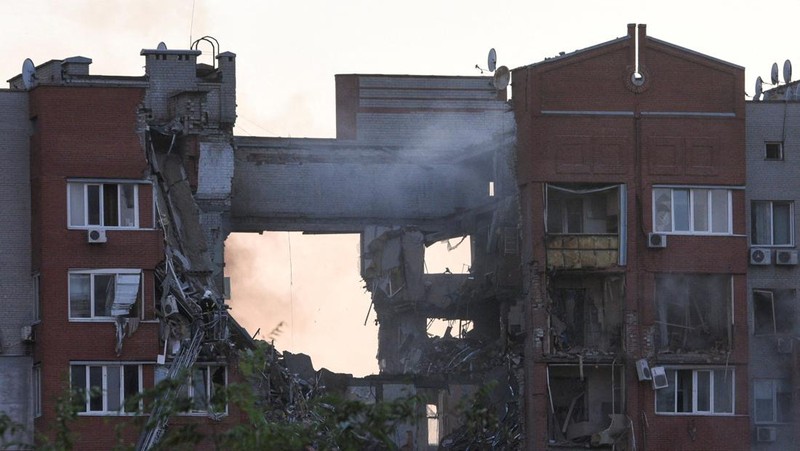 Kondisi bangunan apartemen usai serangan rudal Rusia di kota Dnipro, Ukraina, Jumat (28/6/2024). (REUTERS/Mykola Synelnykov)