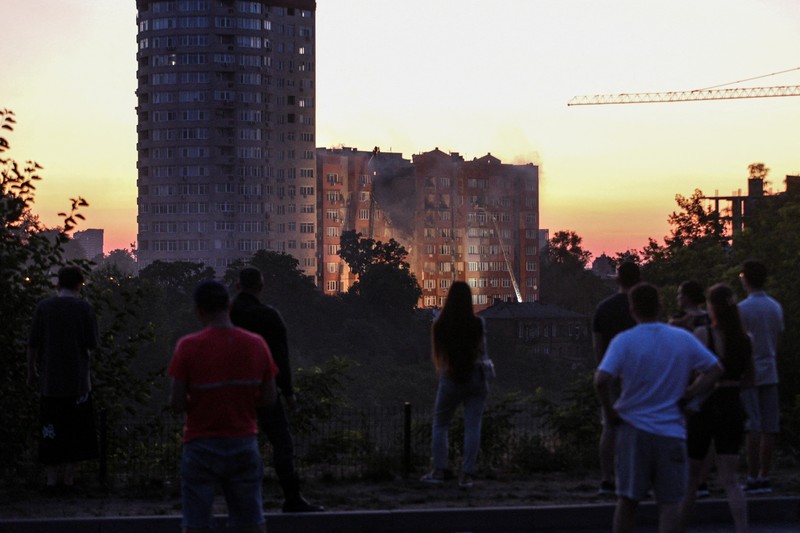 Kondisi bangunan apartemen usai serangan rudal Rusia di kota Dnipro, Ukraina, Jumat (28/6/2024). (REUTERS/Mykola Synelnykov)