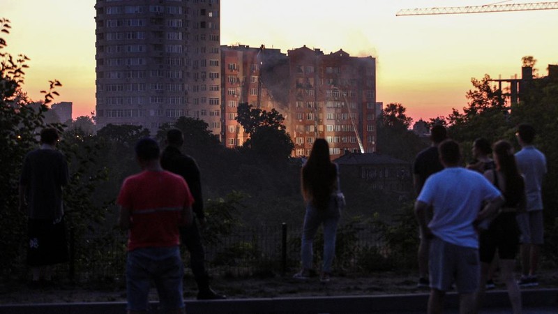 Kondisi bangunan apartemen usai serangan rudal Rusia di kota Dnipro, Ukraina, Jumat (28/6/2024). (REUTERS/Mykola Synelnykov)