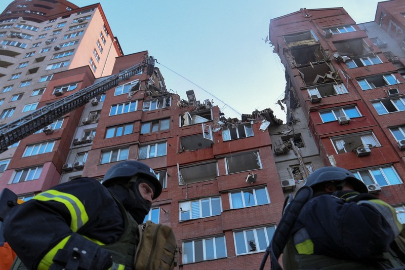 Kondisi bangunan apartemen usai serangan rudal Rusia di kota Dnipro, Ukraina, Jumat (28/6/2024). (REUTERS/Mykola Synelnykov) Kondisi bangunan apartemen usai serangan rudal Rusia di kota Dnipro, Ukraina, Jumat (28/6/2024). (REUTERS/Mykola Synelnykov)