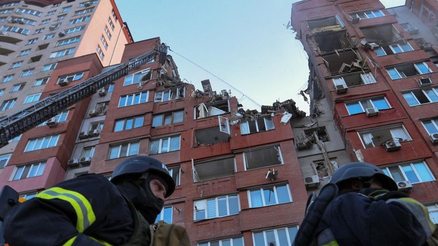 Kondisi bangunan apartemen usai serangan rudal Rusia di kota Dnipro, Ukraina, Jumat (28/6/2024). (REUTERS/Mykola Synelnykov)