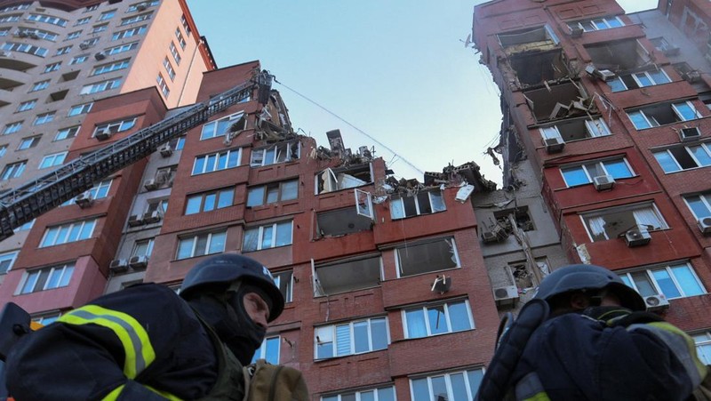 Kondisi bangunan apartemen usai serangan rudal Rusia di kota Dnipro, Ukraina, Jumat (28/6/2024). (REUTERS/Mykola Synelnykov)