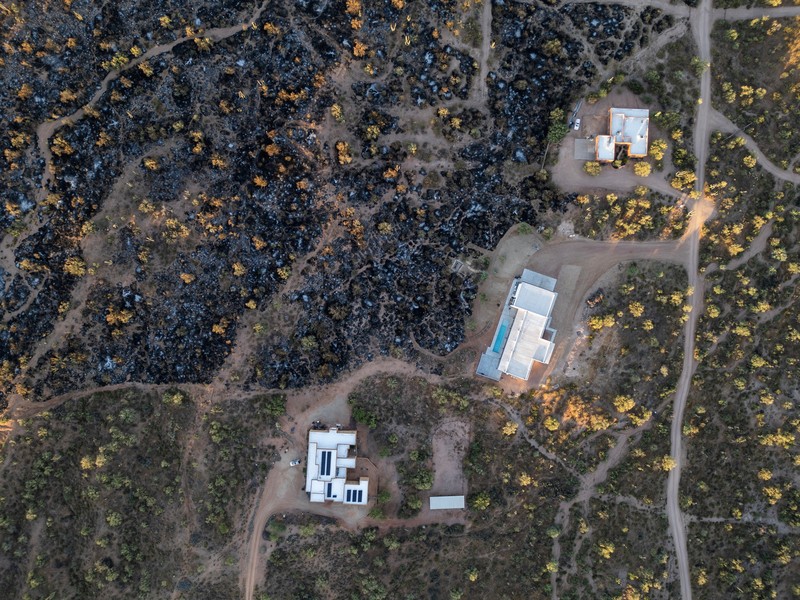 Kondisi ladang Boulder View Fire dekat pemukiman warga yang terbakar di Scottsdale, Maricopa County, Arizona, Amerika Serikat (AS), Jumat (28/6/2024). (REUTERS/Go Nakamura) Kondisi ladang Boulder View Fire dekat pemukiman warga yang terbakar di Scottsdale, Maricopa County, Arizona, Amerika Serikat (AS), Jumat (28/6/2024). (REUTERS/Go Nakamura)
