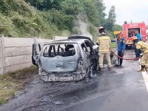 Mobil Hangus Terbakar di Tol Cipularang, Diduga gegara Korsleting Listrik
