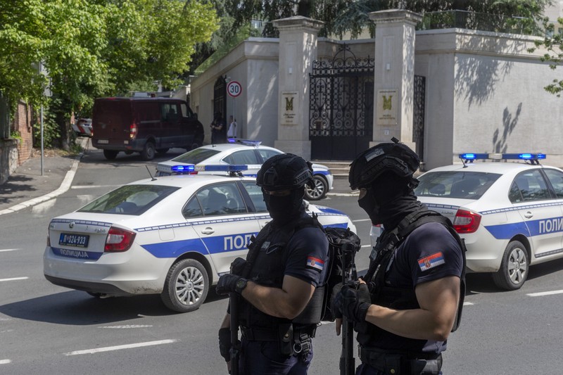 Petugas polisi mengangkat jenazah seseorang, di lokasi penyerangan, dekat kedutaan Israel, di Beograd, Serbia, Sabtu (29/6/2024). (REUTERS/Zorana Jevtic)