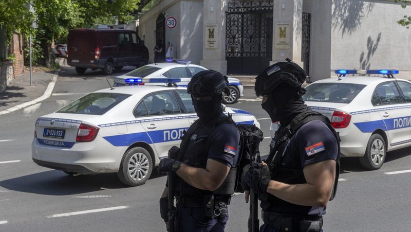 Petugas polisi mengangkat jenazah seseorang, di lokasi penyerangan, dekat kedutaan Israel, di Beograd, Serbia, Sabtu (29/6/2024). (REUTERS/Zorana Jevtic)