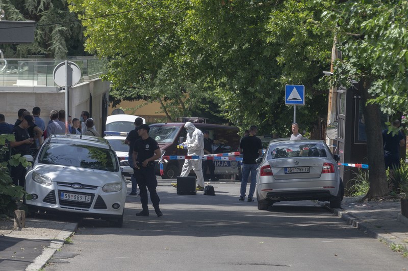 Petugas polisi mengangkat jenazah seseorang, di lokasi penyerangan, dekat kedutaan Israel, di Beograd, Serbia, Sabtu (29/6/2024). (REUTERS/Zorana Jevtic)