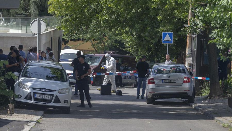 Petugas polisi mengangkat jenazah seseorang, di lokasi penyerangan, dekat kedutaan Israel, di Beograd, Serbia, Sabtu (29/6/2024). (REUTERS/Zorana Jevtic)