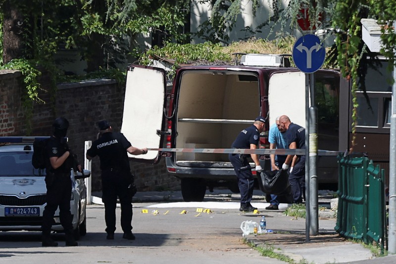 Petugas polisi mengangkat jenazah seseorang, di lokasi penyerangan, dekat kedutaan Israel, di Beograd, Serbia, Sabtu (29/6/2024). (REUTERS/Zorana Jevtic)